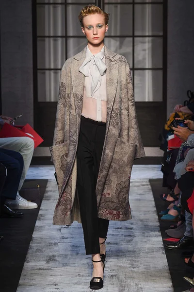 Look 10